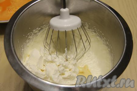 Во взбитые сливки добавить маскарпоне и сгущёнку, взбить миксером до стойких пиков.