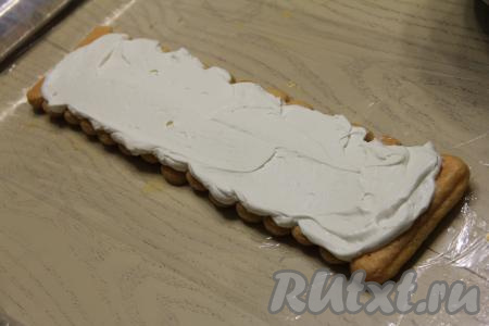 Сверху на печенье ровным слоем выложить крем из взбитых сливок (смазывая печенье кремом, учитывайте, что крема должно хватить для смазывания 25 печенюшек).