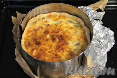 Выпекать киш с шампиньонами и курицей при температуре 180 градусов минут 40.