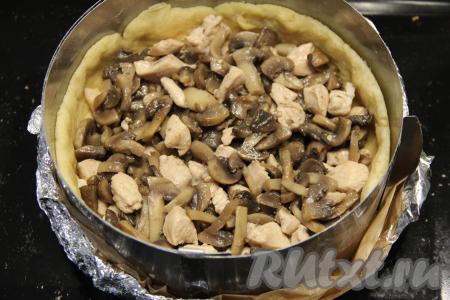 Достать форму из духовки, выложить начинку из курицы и шампиньонов.