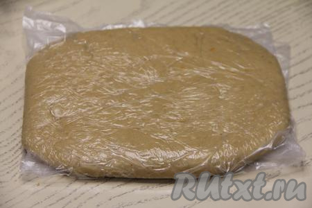 Тесто поместить в пакет и убрать в холодильник на пару часов.