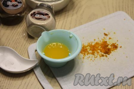 Апельсин хорошо вымыть, обсушить. Снять с апельсина цедру, не затрагивая белый слой, находящийся под оранжевой цедрой. Для приготовления пряников нам потребуется 2 чайных ложки апельсиновой цедры. Выдавить сок из апельсина. Для замешивания теста нам нужно будет 80 миллилитров свежевыжатого апельсинового сока.