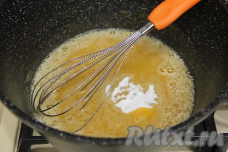 Довести массу, помешивая, до кипения, добавить соду.