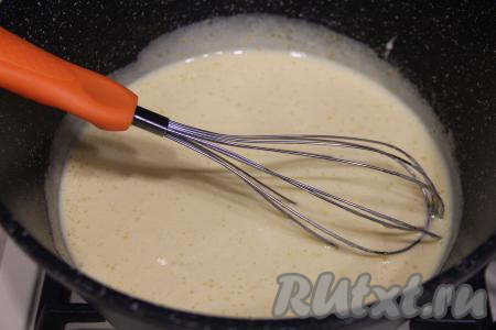 Перемешать массу венчиком, она посветлеет и увеличится в объеме.