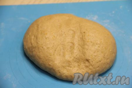 Всыпая муку, обязательно учитывайте, что пряничное тесто должно получиться мягким и слегка липнущим.