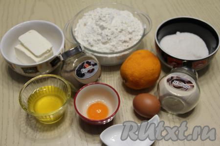 Подготовить продукты для приготовления апельсиновых имбирных пряников. Сливочное масло для приготовления пряников нужно заранее достать из холодильника, чтобы оно успело согреться до комнатной температуры. Мёд желательно брать жидкий, если же у вас засахарился мёд, тогда слегка прогрейте его на водяной бане.