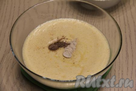 Перелить массу в миску, удобную для замешивания теста, сразу добавить корицу и имбирь, перемешать.