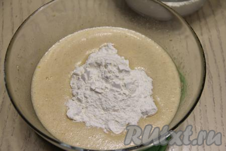 В несколько приёмов всыпать в получившуюся массу муку. Добавляя муку, сначала перемешивать пряничное тесто столовой ложкой, а когда тесте начнёт собираться в ком, вымесить тесто руками, добавляя муку только по мере необходимости.