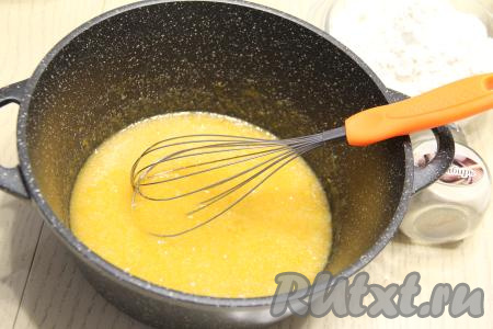 Перемешать массу венчиком и поставить на средний огонь.