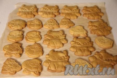 Выпекать примерно 10 минут (до лёгкого золотистого цвета). Готовые пряники переложить с противня на пергамент и оставить их остывать.