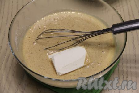 Добавить мягкое масло и перемешать до однородного состояния (масло должно полностью растопиться).&nbsp;