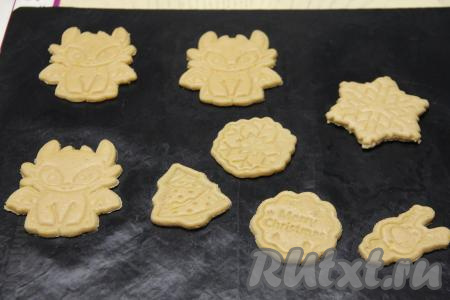 Переложить коврик (или пергамент) с апельсиновыми имбирными пряниками на противень и поставить в разогретую до 180 градусов духовку.&nbsp;