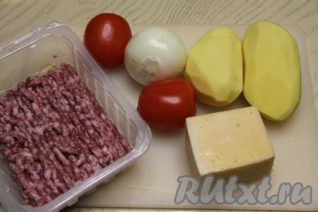 Картошку и лук почистить. Мне хватило одной крупной картошины. Промыть помидоры, картофель и лук. На время, пока будем заниматься фаршем, очищенную картошку, чтобы она не потемнела, нужно поместить в небольшую ёмкость и полностью залить водой. Фарш можно взять покупной, а можно взять кусочки мяса (например, свинину, говядину или куриное филе), пропустить через мясорубку в домашних условиях и у вас получится отличный фарш. Я взяла покупной фарш из свинины.