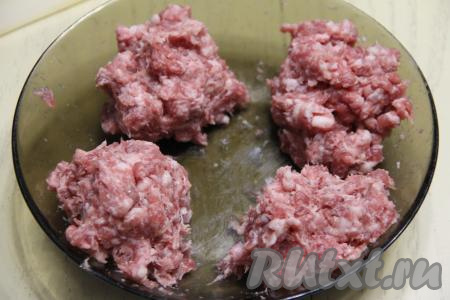 Хорошо вымесить фарш и разделить на 4 равные части.