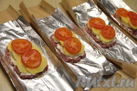 Посолить картофель по вкусу и выложить на него кружочки помидора.