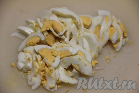 Яйца нарезать на крупные полоски.