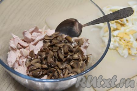 В салатнике соединить копчёную курицу и жареные шампиньоны.