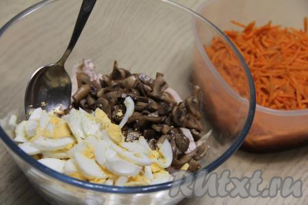 Добавить в салатник яйца.