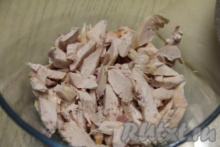 Грибочки снять с огня и остудить. Копчёное куриное мясо  нарезать на достаточно крупные брусочки (или порвать на волокна).