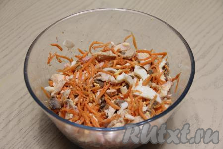 Перемешать салат, дать ему настояться в течение минут 30 в холодильнике. А затем заправить небольшим количеством майонеза и перемешать. Если нужно, подсолить (я соль добавлять не стала).