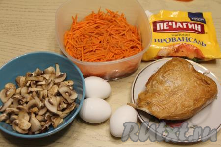 Подготовить продукты для приготовления салата с копчёной курицей, корейской морковью и жареными шампиньонами. Морковь по-корейски можно купить в магазине или приготовить самостоятельно. Свежие шампиньоны промыть водой, затем нарезать на пластинки. Я взяла замороженные, уже нарезанные шампиньоны. Яйца отварить в течение 10 минут после начала кипения воды, затем их нужно остудить и очистить.