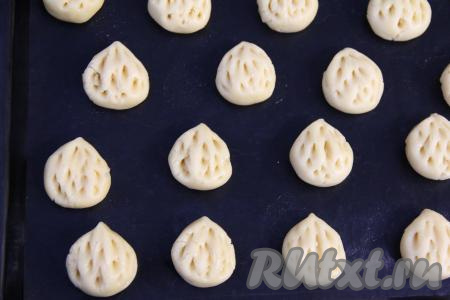 Затем с помощью палочки для суши (или зубочистки) сделать на каждом шарике хаотичный рисунок, как прожилки у грецкого ореха.