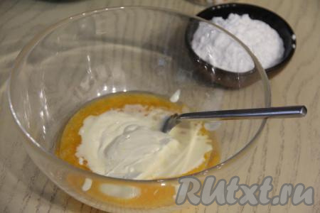 Сливочное масло растопить (я растопила в микроволновке), дать ему немного остыть и влить в миску с яйцом, взбитым с солью, перемешать вилкой, добавить растительное масло, снова перемешать.