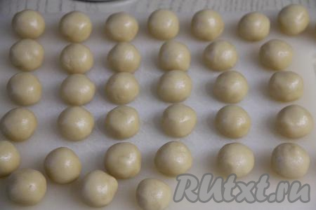 Разделить тесто на маленькие части, а затем каждую часть теста скатать в шарик. У меня получились 34 шарика.