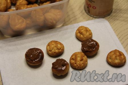 На одну половинку орешка выложить чайную ложку варёной сгущёнки.&nbsp;