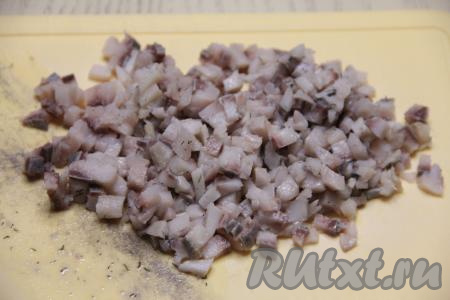 Филе селёдки осмотреть, чтобы не было косточек, а затем мелко нарезать.&nbsp;