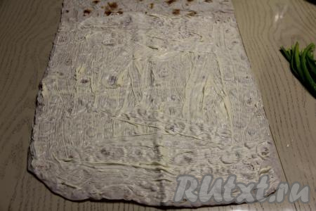 Смазать майонезом лист лаваша.