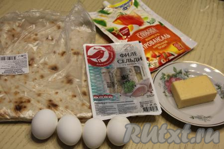 Подготовить продукты для приготовления рулета из лаваша с селёдкой и яйцом. Яйца заранее сварить в течение 10 минут после закипания воды, а затем остудить их и очистить.&nbsp;