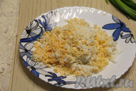 Яйца натереть на мелкой тёрке.&nbsp;