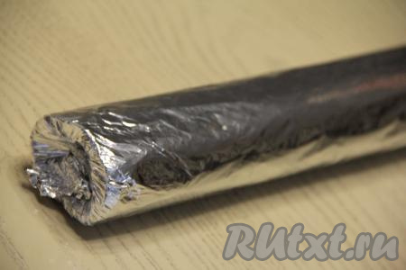 Рулет из лаваша с начинкой из селёдки, сыра и яиц завернуть в фольгу и отправить в холодильник на 2-3 часа.&nbsp;