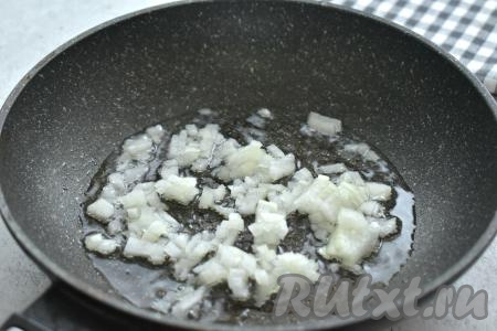 Пока варится картошка, разогреваем растительное маслом в сковороде. Морковку и лук очищаем. В разогревшееся масло выкладываем лук, нарезанный на маленькие кубики, обжариваем его на среднем огне, периодически перемешивая, 2-3 минуты.