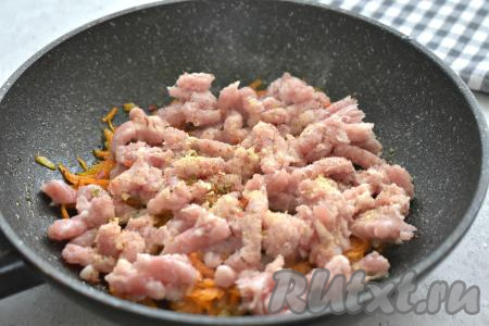 К обжаренным овощам выкладываем мясной фарш, посыпаем специями (я использовала универсальную приправу).