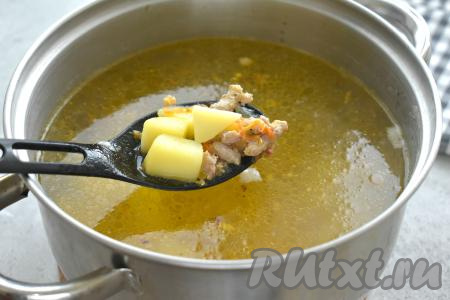 После того как картошка с момента закипания проварится 15 минут, выкладываем в кастрюлю фарш с морковкой и луком со сковороды.