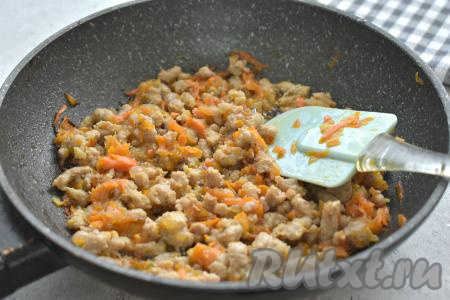Обжариваем фарш с овощами 6-7 минут, постоянно разбивая кусочки фарша лопаткой.