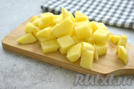 В кастрюлю наливаем 1,5-2 литра воды, немного её солим и на сильном огне доводим до кипения. Очищенную картошку нарезаем на средние кубики, отправляем в кипящую воду. После закипания варим картофель на небольшом огне 15 минут.