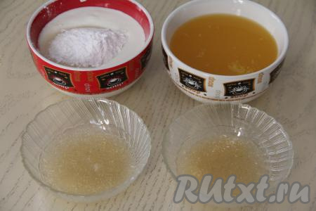 Взять 2 небольшие ёмкости, в каждую всыпать 10 грамм желатина. В каждую ёмкость с желатином влить 30 миллилитров холодной воды, тщательно перемешать и оставить желатин набухать минут на 10. Сметану переложить в отдельную ёмкость, добавить ванилин и 50 грамм сахара, перемешать.