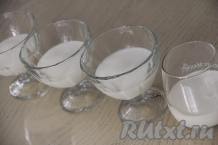 Разлить сметанно-желатиновую смесь по порционным креманкам (я разлила по 4 креманкам) и поставить в холодильник на 1 час (желе должно "схватиться").