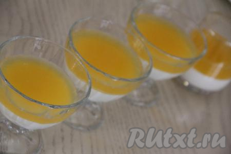 Аккуратно разлить мандарино-желатиновую массу поверх сметанного желе.