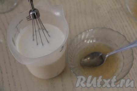 Одну часть желатина прогреть до полного растворения желатина. Удобно прогревать в микроволновке, для этого ёмкость с набухшим желатином нужно поместить в микроволновку секунд на 5, затем хорошо перемешать и поставить снова в микроволновку ещё на 5 секунд, снова перемешать, если кристаллы желатина полностью не растворятся, повторить эту процедуру. Но важно учитывать, что кипятить желатин нельзя! Влить прогревшуюся желатиновую массу в сметану, смешанную с сахаром, тщательно перемешать венчиком.