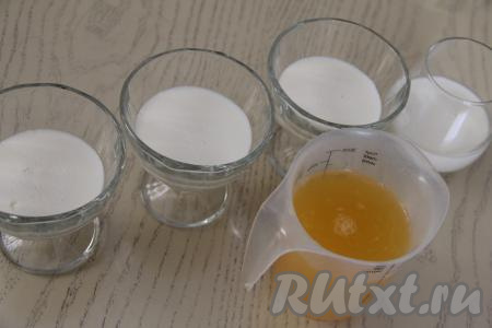 Как только сметанное желе "схватится", приготовить мандариновый слой десерта. Для этого вторую порцию набухшего желатина прогреть до растворения желатина в микроволновке (или на плите) и добавить в мандариновый сок, хорошо перемешать.