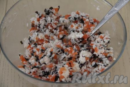 Перемешать массу до однородности, подсолить по вкусу.