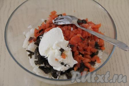 В миску с рисом и нори добавить красную рыбу и творожный сыр.