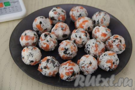 Из массы сформировать небольшие шарики примерно по 30 грамм. Шарики хорошо держат форму. Из указанных в рецепте продуктов получается 18 штук.