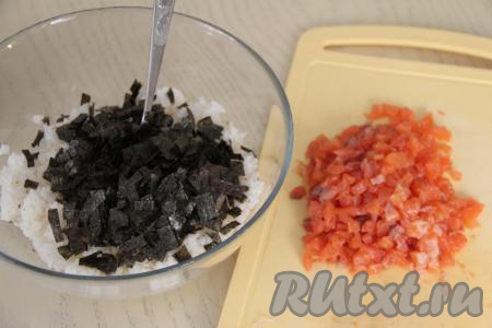 Филе красной рыбы мелко нарезать.