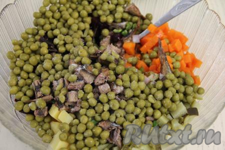 Затем добавить зелёный горошек без жидкости, перемешать, подсолить по вкусу.