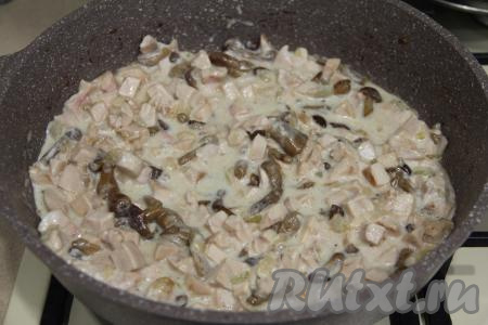 Томить жульен&nbsp;с копчёной курицей и грибами на медленном огне минут 7, иногда перемешивая.